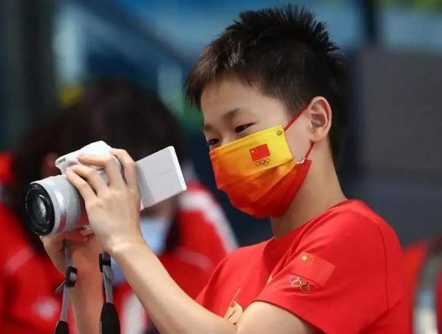 在她丈夫面前